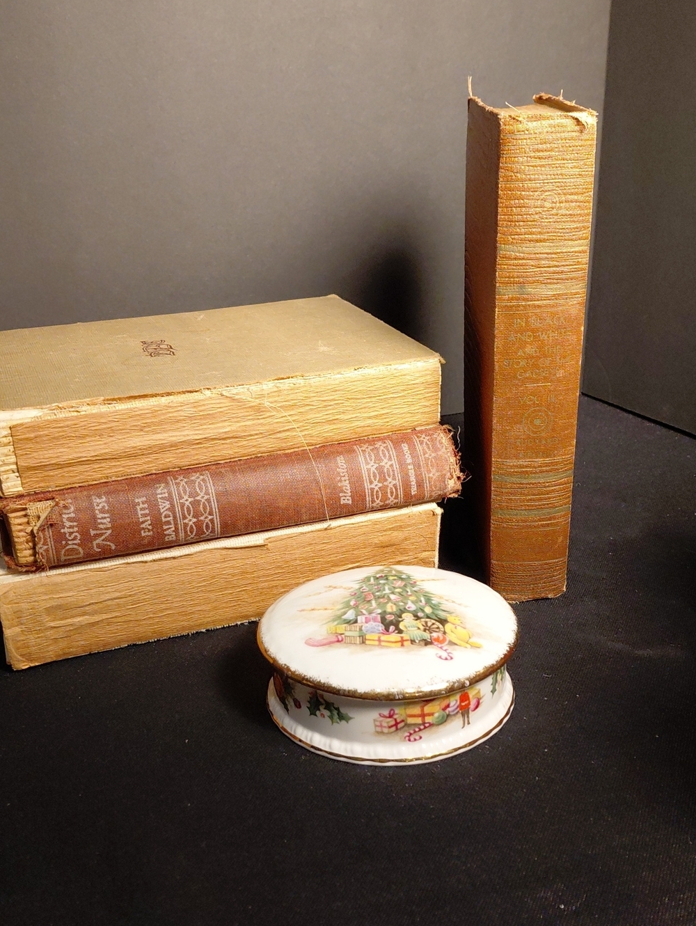 VINTAGE ROYAL ALBERT TRINKET BOX